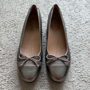 Clarks "Un Blush Cap Flats" - Women's 8.5 - Pebble Metallic